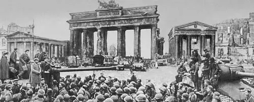 Митинг победы у Бранденбургских ворот Берлин Май 1945 Бой на Курской дуге - фото 159