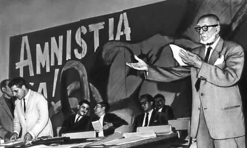 Митинг в защиту политзаключённых 1965 Выступает член Всемирного Совета Мира - фото 400