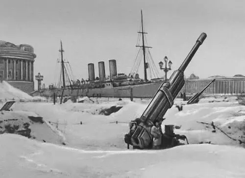 Зенитная батарея на берегу Невы Зима 194142 Советские танки у здания - фото 163