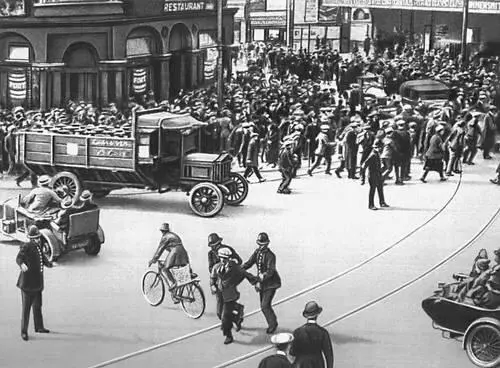 Всеобщая стачка в 1926 Арест бастующих рабочих в Лондоне Д Гаррик и Х - фото 262