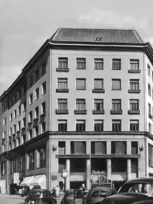 Дом на площади Михаэлерплац 1910 Архитектор А Лоз Общий вид города слева - фото 301