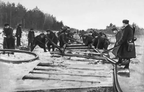 Партизаны 1й Бобруйской бригады на выполнении боевого задания 1943 - фото 173