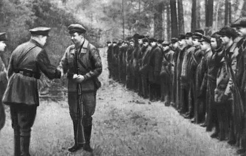 Начальник Украинского штаба партизанского движения Т А Строкач вручает - фото 174
