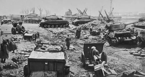 На берегу р Шпре в центре Берлина Апрель 1945 Великая пермь Великая - фото 176