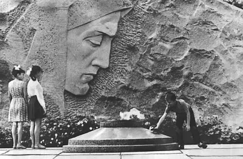 Могила молодогвардейцев в Краснодоне 1954 Скульпторы В И Агибалов В И - фото 394