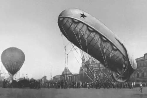 Свободный и привязной аэростаты на Красной площади в Москве 27 июля 1920 - фото 143