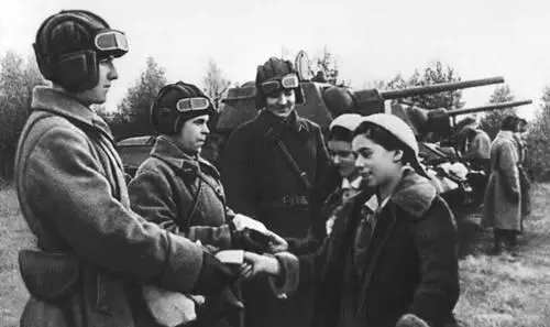 Всесоюзная пионерская организация Московские пионеры предают воинам Советской - фото 20