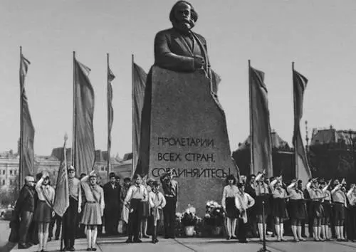 Митинг молодежи 1 мая 1969 у памятника К Марксу в Москве Комсомольский - фото 47