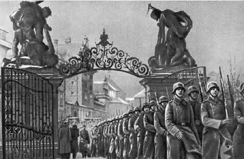Немецкофашистские войска входят в Пражский град 1939 Лётчики французской - фото 6