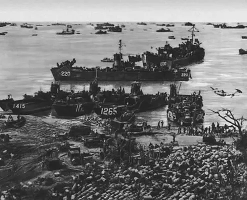 Высадка американских войск на о Окинава Апрель 1945 Потопление транспортов - фото 9