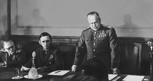 8 мая 1945 Карлсхорст Маршал Советского Союза Г К Жуков зачитывает акт о - фото 22