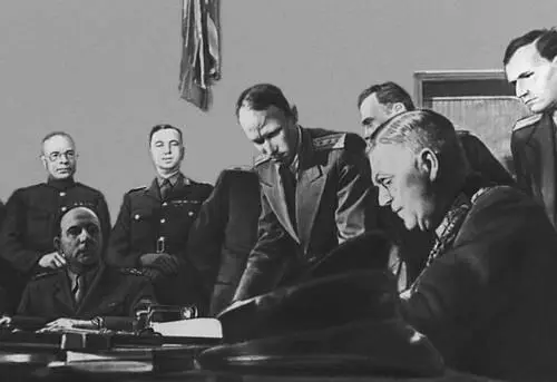 8 мая 1945 Карлсхорст Фельдмаршал Кейтель подписывает акт о безоговорочной - фото 23