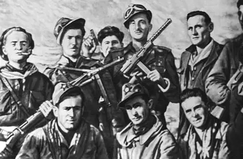 Итальянские партизаны среди них советский воин Ш А Мунджишвили 1945 - фото 24