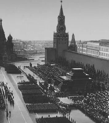 Парад Победы 24 июня 1945 на Красной площади в Москве Разбитая - фото 34