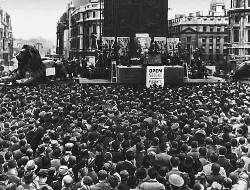 Демонстрация 25 октября 1942 на Трафальгарской площади в Лондоне с требованием - фото 42