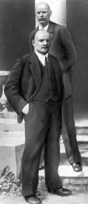 В И Ленин и М Горький Фрагмент группового снимка 1920 М Горький Мать - фото 358