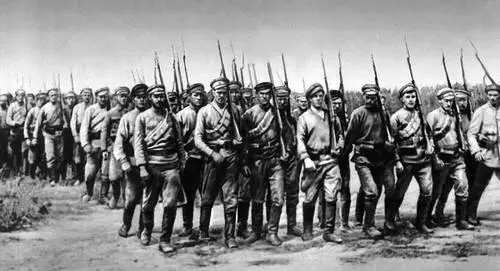 Один из первых полков регулярной Красной Армии 1918 Митинг трудящихся - фото 119