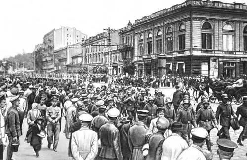 Германские интервенты вступают в Киев 1 марта 1918 Полевая артиллерия - фото 121