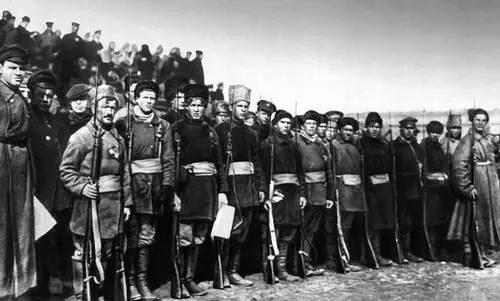 Полк крестьянской бедноты перед отправкой на Восточный фронт 1919 - фото 129