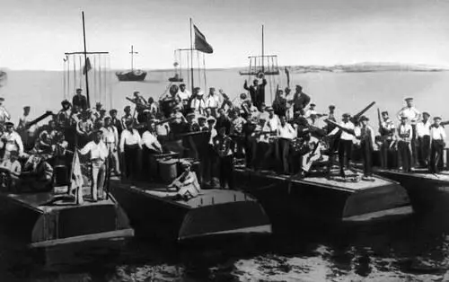 Боевые суда Волжской военной флотилии в Царицине 1918 Плакат художника А - фото 135