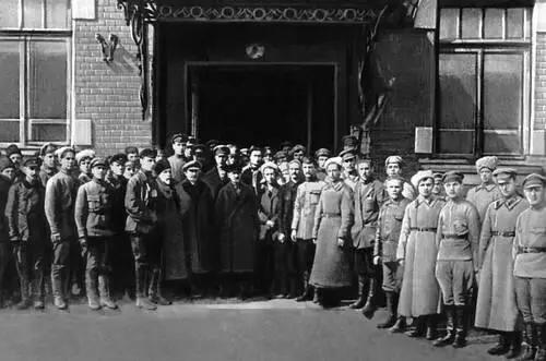 В И Ленин и М И Калинин среди курсантов Московских советских командных - фото 139