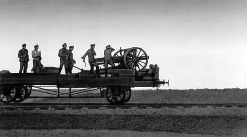 Стрельба по петлюровцам с платформы бронепоезда под Баром Июнь 1919 Плакат - фото 140
