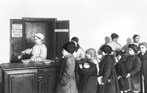 Раздача бесплатного обеда детям в Петрограде 1918 Английский танк подбитый - фото 145