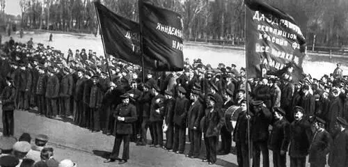Матросы Балтийского флота на Марсовом поле Петроград 1 мая 1918 М И - фото 148