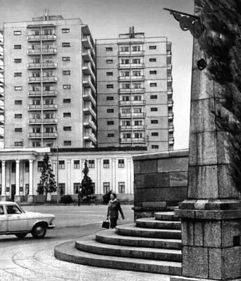 Грузинская ССР Типовые жилые дома в Батуми 1970 Сцена из спектакля - фото 592