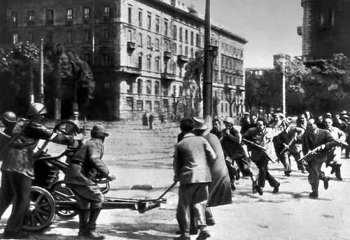 Уличные бои в Милане Апрель 1945 Баррикады у здания ЦК Французской - фото 10