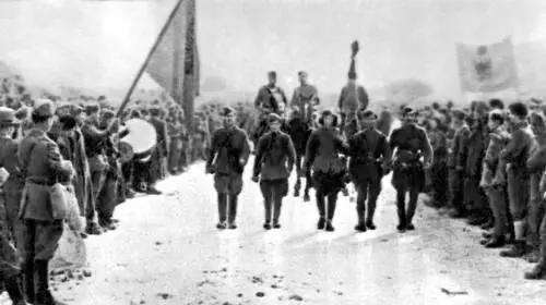 Албанские партизаны вступают в Тирану Ноябрь 1944 Антифашистское выступление - фото 14