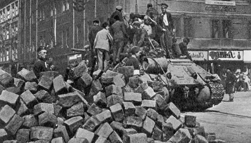 Баррикады на улицах Праги в последние дни войны Май 1945 Движение - фото 16