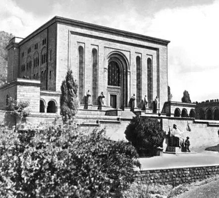 М В Григорян Матенадаран хранилище древних рукописей в Ереване 1959 - фото 15