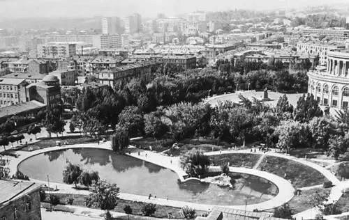 Вид части города На переднем плане Лебединое озеро Скульптор С Д - фото 24
