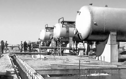 На нефтепромысле в Северной ЭрРумайле Государственный герб Ирака Караван - фото 3