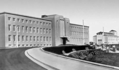Рейкьявик Слева здание Исландского университета 193840 арх Гудйоун - фото 98