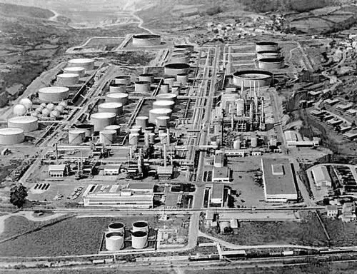 Общий вид нефтеперерабатывающего завода в провинции ЛаКорунья Испания - фото 195