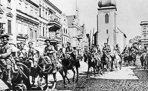 Донские казаки вступают в немецкий город в Восточной Пруссии 1914 Украинский - фото 218
