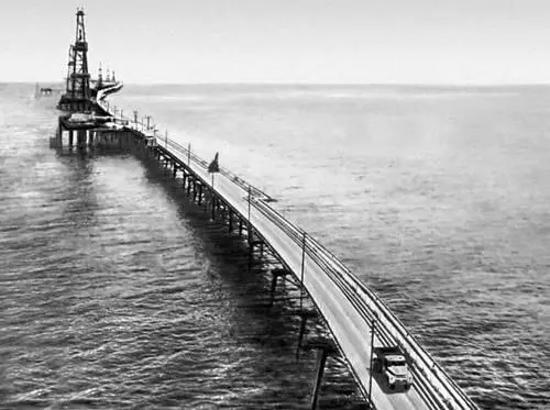 Нефтяные вышки в открытом море Каспля Касплярека в Смоленской области - фото 1012