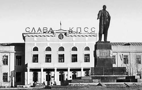 Здание совета министров Каракалпакской АССР в Нукусе На переднем плане - фото 705