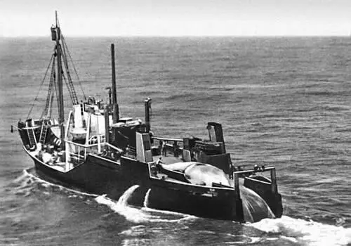 Рис 2 Советское китобойное судно Рис 3 Комбинированное китобойное - фото 443
