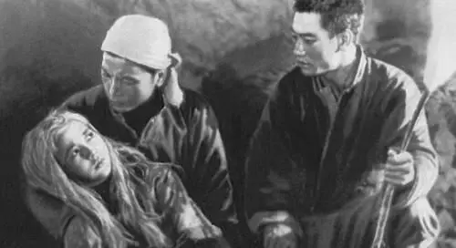 Кадр из фильма Седая девушка Реж Ван Бинь и Чжан Шуйхуа 1951 Мэй - фото 371