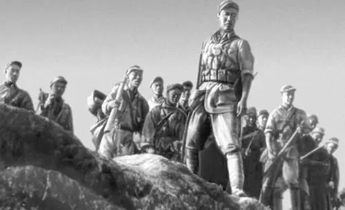 Кадр из фильма Стальной солдат Реж Чэн Инь 1950 Среднегорный рельеф на - фото 403