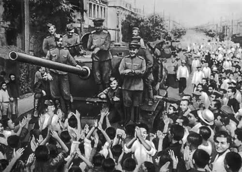 Встреча Советской Армииосвободительницы населением г Далянь Август 1945 Ли - фото 410