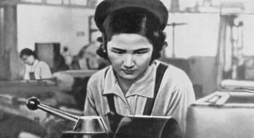 Кадр из фильма Молодожены Реж Юн Ён Гю 1955 На птицефабрике Супхори в - фото 759