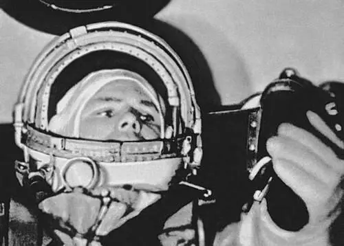 Ю А Гагарин в космическом корабле Общий вид автоматической межпланетной - фото 1024
