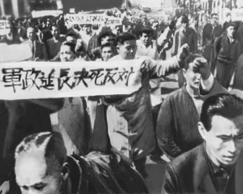 Антиправительственная демонстрация в Сеуле 1963 Обучение в школе По картине - фото 807