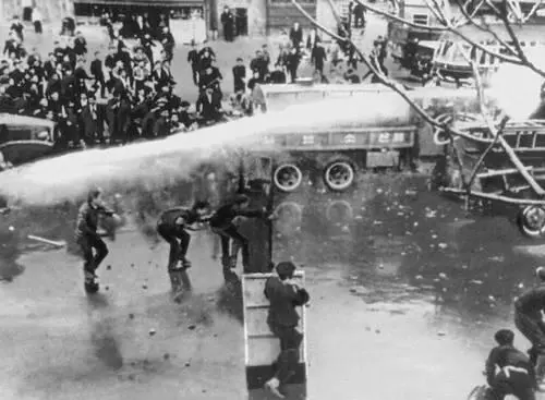 Стычки демонстрантов с полицией на улице Сеула 1960 Павильон дворца - фото 814