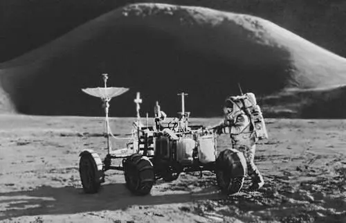 Космонавт Джеймс Ирвин на Луне Ракетаноситель с космическим кораблем серии - фото 1027