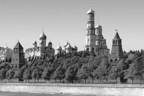 Вид части ансамбля с Москвыреки Справа налево 1я Безымянная башня 1517 - фото 137